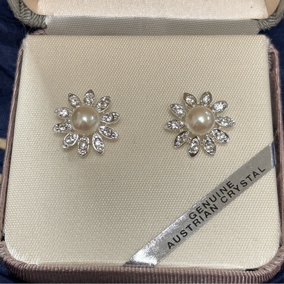 NIB Vintage Genuine Austrian Crystal Halo Flower Pearl Post Earrings Minimalist - Picture 4 of 13